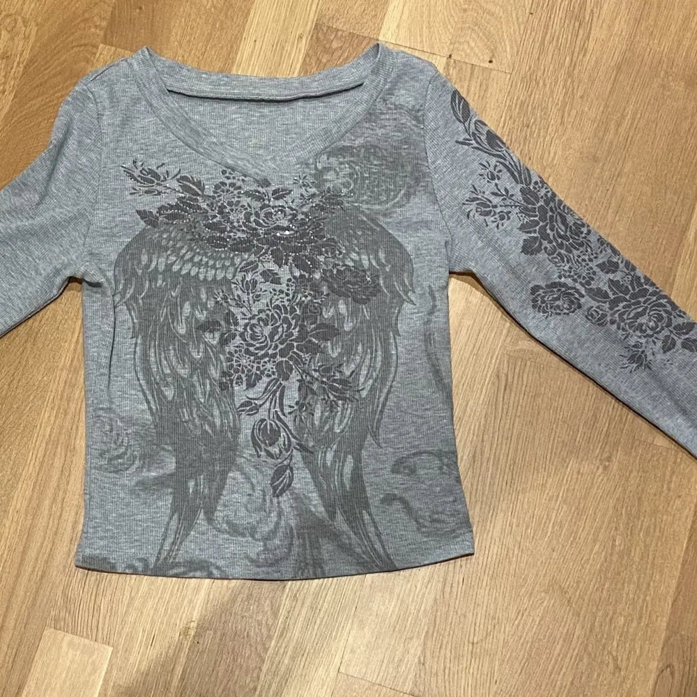 Långärmad tröja med fina glittriga detaljer och blommor på. Tight tröja, oanvänd och köpt utomlands💗 . T-shirts.