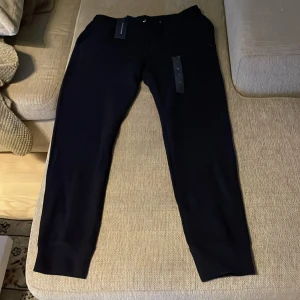 Tommy hilfiger mjukisbyxor - Helt nya mjukisbyxor från Tommy Hilfiger. Aldrig använt. Svart