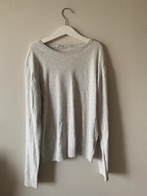 Hm tröja - En gammal tröja som jag inte använt på länge. Den ser konstig ut men är jätte fin när man har på sig den😊