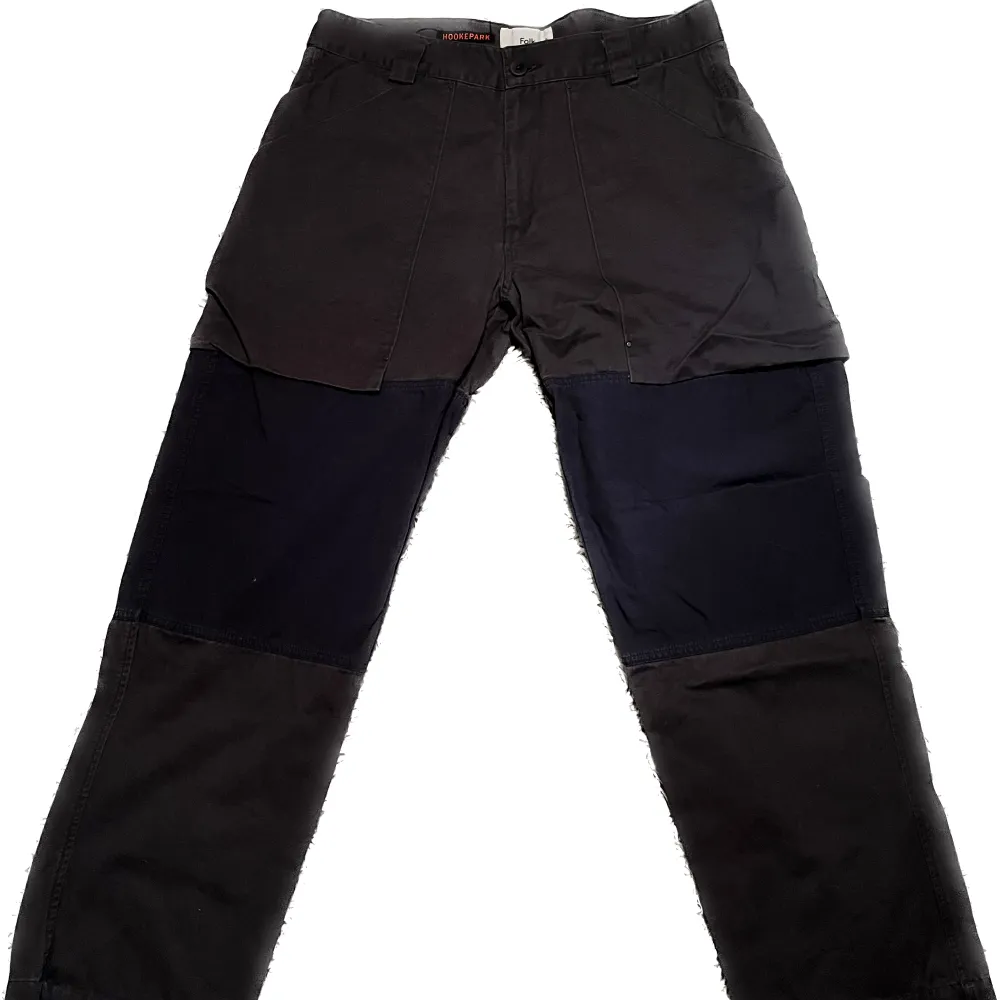 Oanvända pga fel storlek  relaxed/straigt fit med coola detaljer   Svart/Grå. Jeans & Byxor.
