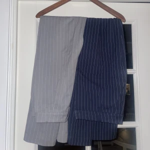 2 par super snygga kostym byxor! - Båda två är i nyskick och köpta på bikbok, super snygga men inte kommit till användning! Vill bara rensa därför pris på båda!