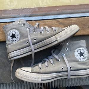 Säljer dessa gråa converse  i storlek 38 då de tyvärr är för små för mig. De är inte använda mycket vilket betyder att de är i bra skick. Köparen står för frakt. 😊 