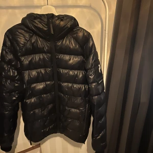 Peakjacka - Peakjacka säljes, använd men fint skick  (lite slitet i fickorna men inget som stör användningen)