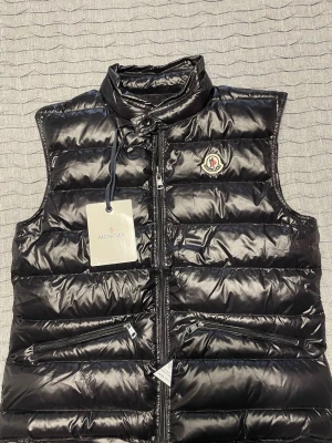 Moncler gui väst -  Helt ny moncler gui väst size 2 som motsvarar M! Tags och påse medföljer vid köp! Vid funderingar hör av er!