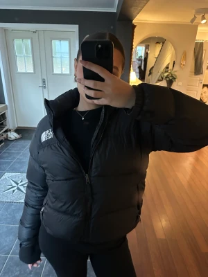 The north face jacka - Svart the north face jacka ca 2 år gammal som jag inte längre använder.  Gott skick! Skicka DM för fler bilder! 
