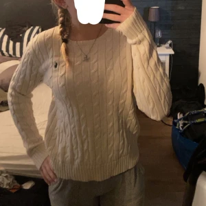 Vit/beige Ralph Lauren tröja! - Super super fin Ralph Lauren tröja köpt förra hösten! Knappt använd och i fint skick! Köpt för 1895 o säljer för 350 då ja samlar in pengar till en resa! Kan absolut tänka mig sänka priset dock vid snabb affär! Storlek M men passar XS- M!