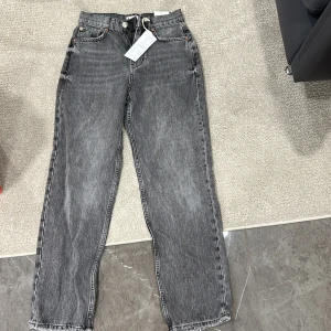 Byxor från ginatricot  - Helt oanvända byxor från Ginatricot str 32