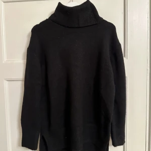 Svart stickad tröja - Stickad tröja men polokrage i mycket fint skick🖤