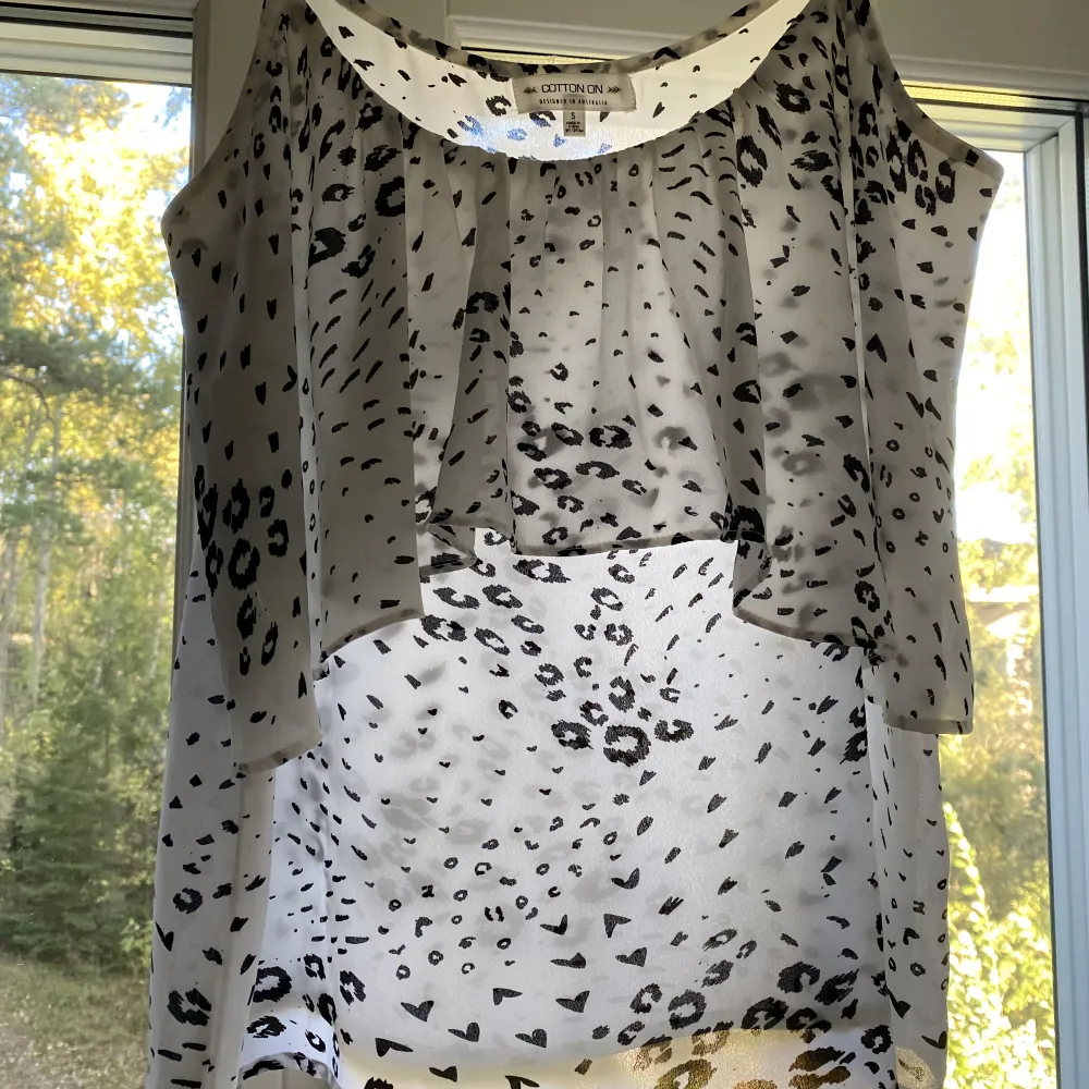 Superfint och skönt linne med vit/svart leopard mönster! Inte använd mycket alls!☺️. Toppar.