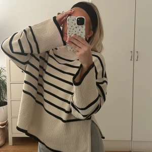 Randig tröja - Säljer nu min randiga gina tröja som jaag köpte i våras. Den är använd men är i väldigt fint skick. Kom privat för bilder eller funderingar🫶🫶