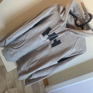 Helly Hansen hoodie - Grå Helly Hansen tröja i fint skick med ficka på magen. Är L men fungerar även till M. Köparen står för frakten skicka meddelande om du vill ha fler saker, så du inte behöver betalar massa frakt 😊