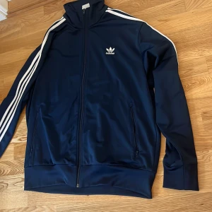 Adidas kofta - Kom ny köpt för 549kr