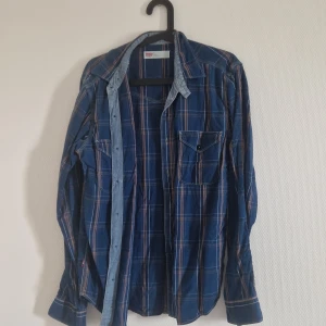 Levis Skjorta Medium - Levis skjorta Medium säljes vintage färger. Säljes i fint skick se bilder