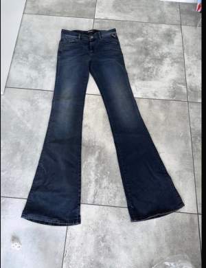 Jättefina lågmidjade jeans från replay. Oanvända med lappen kvar från replay. Storlek w27 l34 och stretchiga i materialet. Skriv vid fler frågor eller bilder💗💗