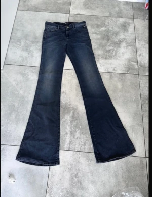 Lågmidjade jeans  - Jättefina lågmidjade jeans från replay. Oanvända med lappen kvar från replay. Storlek w27 l34 och stretchiga i materialet. Skriv vid fler frågor eller bilder💗💗