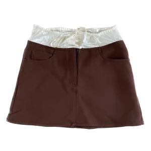 Minikjol från Acne Studios  - Säljer nu denna trendiga helt oanvända kjolen från Acne Studios! Den är så unik och cool med alla detaljer! Saknar dock en liten söm högst upp på baksidan, därav priset! Skriv gärna vid intresse eller frågor 🩷🩷