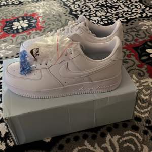 Nocta AirForce 1s, drake inspirerat AirForce 1s i storlek 42. De är för små så har ingen användning av de. Tveka inte att skriva, kan även diskutera priset.