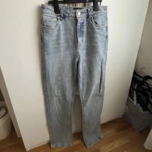 Säljer dessa jeans från vero moda, knappt använda. I storlek 27/32 vilket motsvarar typ 36. Priset går att diskuteras💞
