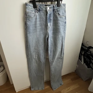 Jeans från vero moda - Säljer dessa jeans från vero moda, knappt använda. I storlek 27/32 vilket motsvarar typ 36. Priset går att diskuteras💞