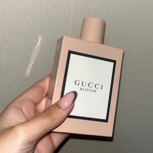 Gucci Bloom 100ml! Anvönd 1 gång Max 5-6 sprut  - Nästan helt full skulle säga 99% kvar ❤️🫶🏽 säljer då jag har andra parfymer som jag tycker passar mig bättre i smaken☺️kostar 1875kr mitt pris 900kr