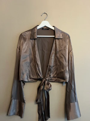 Blus  - En knyt blus med knapp. Super fin men kommer inte till användning. 