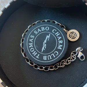 Thomas sabo armband - Säljer denna skitsnygga thomas sabo armband i silver, som ni ser på bild 2 kan ni även köpte till berlocket som också är ifrån Thomas sabo. Pris för berlock är 200 🤍🤍