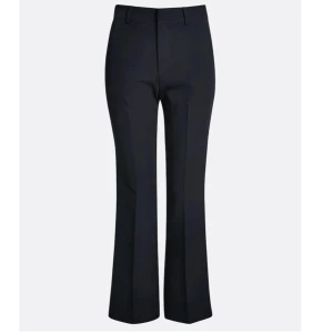 Kostymbyxor  - As snygga högmidjade kostymbyxor från bikbok i strl 36. Längden är bra på mig som är runt 165cm. Dom är i fint skick! Skriv för mer bilder eller frågor. Köparen står för frakten🌸