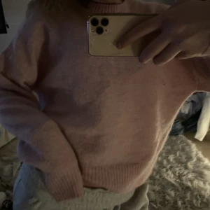 Rosa stickad tröja - Ljusrosa super gosig stickad tröja i nyskick 🩷 tröjan är ifrån Cubus i storlek M men tycker den sitter jättefint på mig som brukar bära xs/s i stickade tröjor 🩷