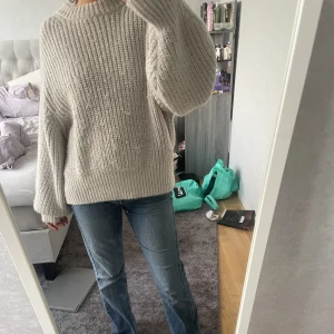 Beige stickad tröja - tröjan är rätt stor i storleken, lite nopprig