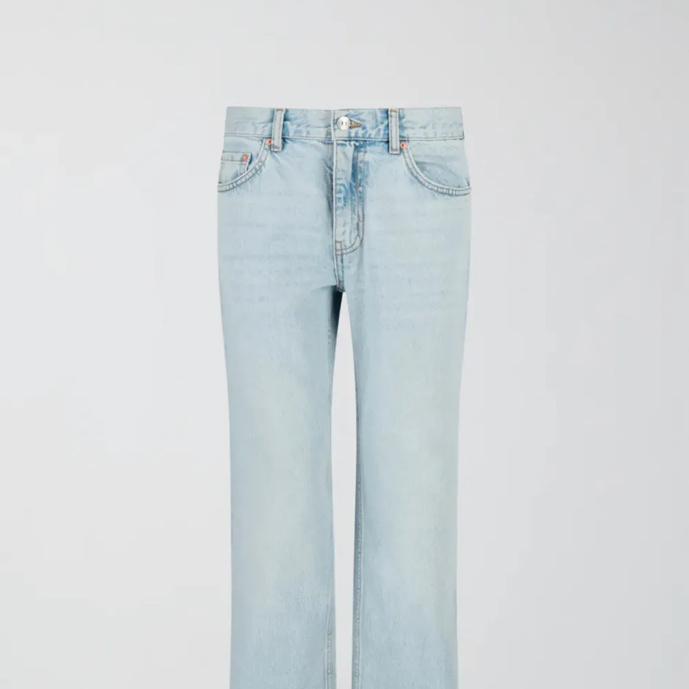 Superfina jeans från Gina tricot, modellen ”Low straight”💗Sparsamt använda och i perfekt skick förutom längst ner där de är liiiite slitna men inget man tänker på🫶🏻. Jeans & Byxor.