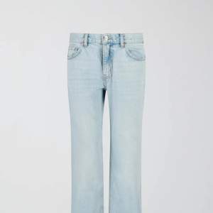 Superfina jeans från Gina tricot, modellen ”Low straight”💗Sparsamt använda och i perfekt skick förutom längst ner där de är liiiite slitna men inget man tänker på🫶🏻