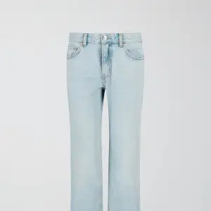 Superfina jeans från Gina tricot, modellen ”Low straight”💗Sparsamt använda och i perfekt skick förutom längst ner där de är liiiite slitna men inget man tänker på🫶🏻