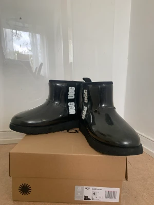 Clear mini Uggs  - Hej, har valt att sälja mina älskade uggs, köpta förra hösten hos pondus. Har en liten defekt på ena skon som knappt syns pm för närmare bilder🩷 Nypris 1999 kr 