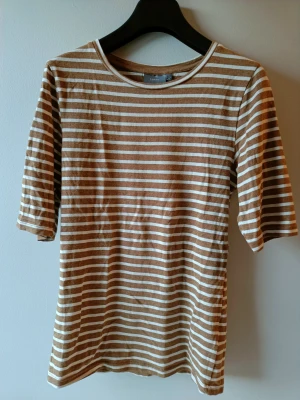 Tunn trekvart T-Shirt I storlek S - Randig trekvarts tröja i färgerna brun och vit. Storlek S. Mycket bra skick! 