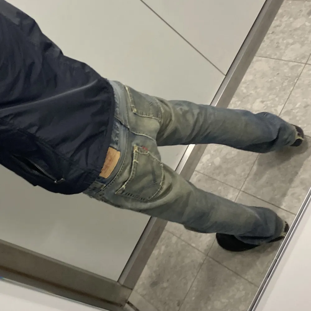 Levis bootcut jeans säljer för dem e lite för korta på mig (är 184) annars sexiga jeans.🥂✌🏽. Jeans & Byxor.