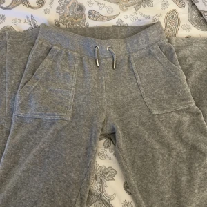 Juicy couture byxor  - Säljer mina gråa juicy couture som är i fint skick. Inga fläckar eller defekter. Hör av dig för fler frågor. Köpt för 1100kr. Pris kan diskuteras.