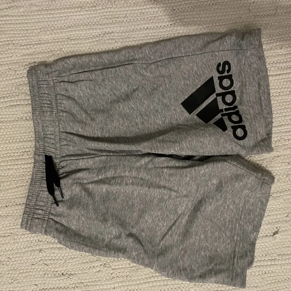 Ett par Adidas shorts. Endast anspända runt 2ggr, är storlek 164 men passar runt Xs, köpta för 399(kan gå ner i pris). Shorts.