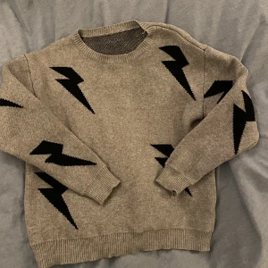 Stickad tröja  - En super varm stickad tröja från Shein med blixtrar på, använd 1 gång och inga täcken på användning och inga noppor!🤩 perfek till hösten och vintern! 