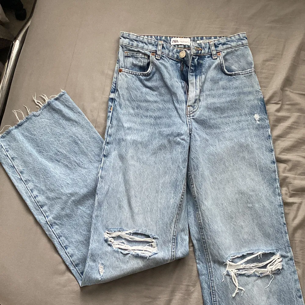 Blåa jeans från Zara med hål i knäna och slitningar i slutet av benen. Långa i benen för oss långa girls! 😍Har tyvärr blivit för små! Använda men i mycket fint skick!. Jeans & Byxor.