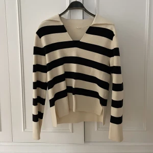 Arket stickad tröja  - Stickad tröja från arket. Använd 2 gånger. Slutsåld! Otroligt material och otrolig kvalitét. Nypris 800 kr. 