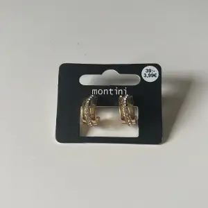 Ett par fake guld öronhängen från Ur&penn köpta för 40 kr säljer för 20kr