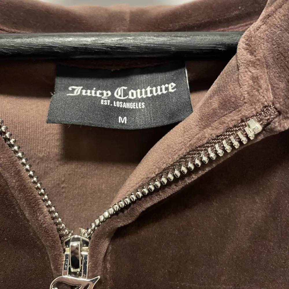 Säljer min bruna hoodie från juicy couture. Använd typ 1 gång och är i nyskick. Strl M. Hoodies.