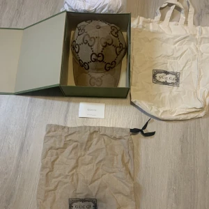  Äkta Gucci keps Storlek M  - Säljer min Jumbo GG Canvas Gucci keps då det är dags för vinter. Den är i utmärkt skick 10/10, den har använts fåtal gånger eftersom jag har flera andra kepsar. Jag köpte den ny för fyra tusen.Ställ gärna frågor kan skicka fler bilder, elr diskutera pris!