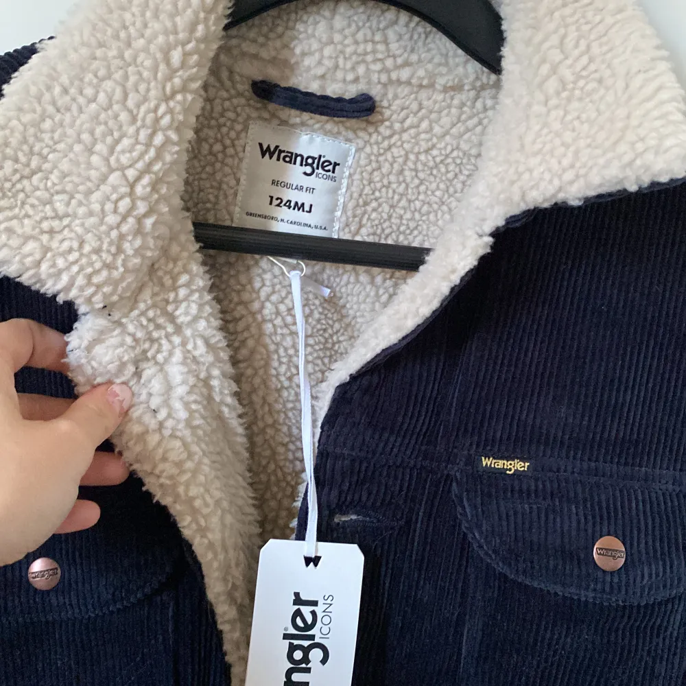 En jättefin Manchester jacka från wrangler som aldrig använts, inga skråmor eller defekter. Perfekt nu när det är kallare ute. . Takit.