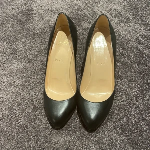 Louboutin  - Utmärkt skick. Litet slitage under.
