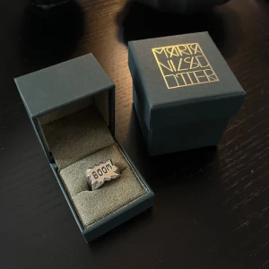 Maria Nilsdotter ring  - Säljer min ”boom” ring från Maria Nilsdotter. Fint skick! 