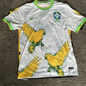 Brazil  - Hej säljer fotbollströjor till olika priser, vid köp av 2 st ger Plick dig gratis frakt fram till 16 oktober.   Pris kan diskuteras 