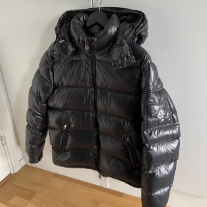 Moncler maya - Säljer en Moncler maya jacka som är i väldigt bra skick! Storlek 4 vilket motsvarar M-L! Har kvitto till den! Hör gärna av dig om du har frågor!
