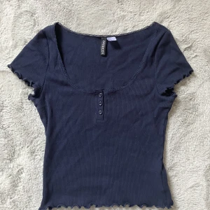 Mörkblå t-shirt med spets - Fin! 