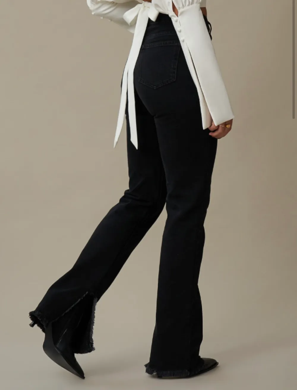 Säljer dessa fina jeans från Hanna Schönbegs kollektion med NAKD. Välanvända men ändå i bra skick!. Jeans & Byxor.